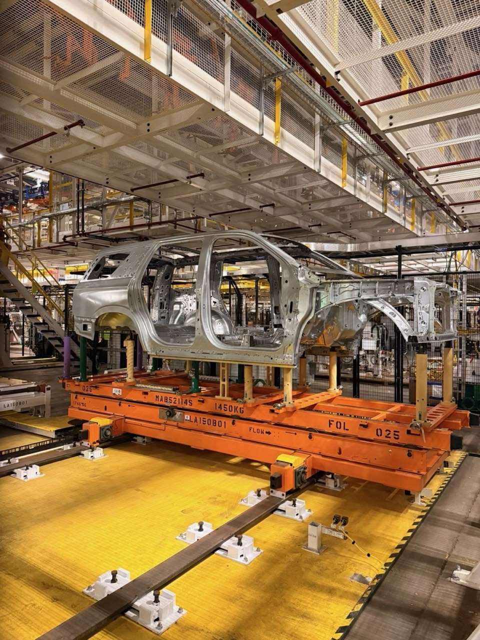 Vehicle body on an assembly skid