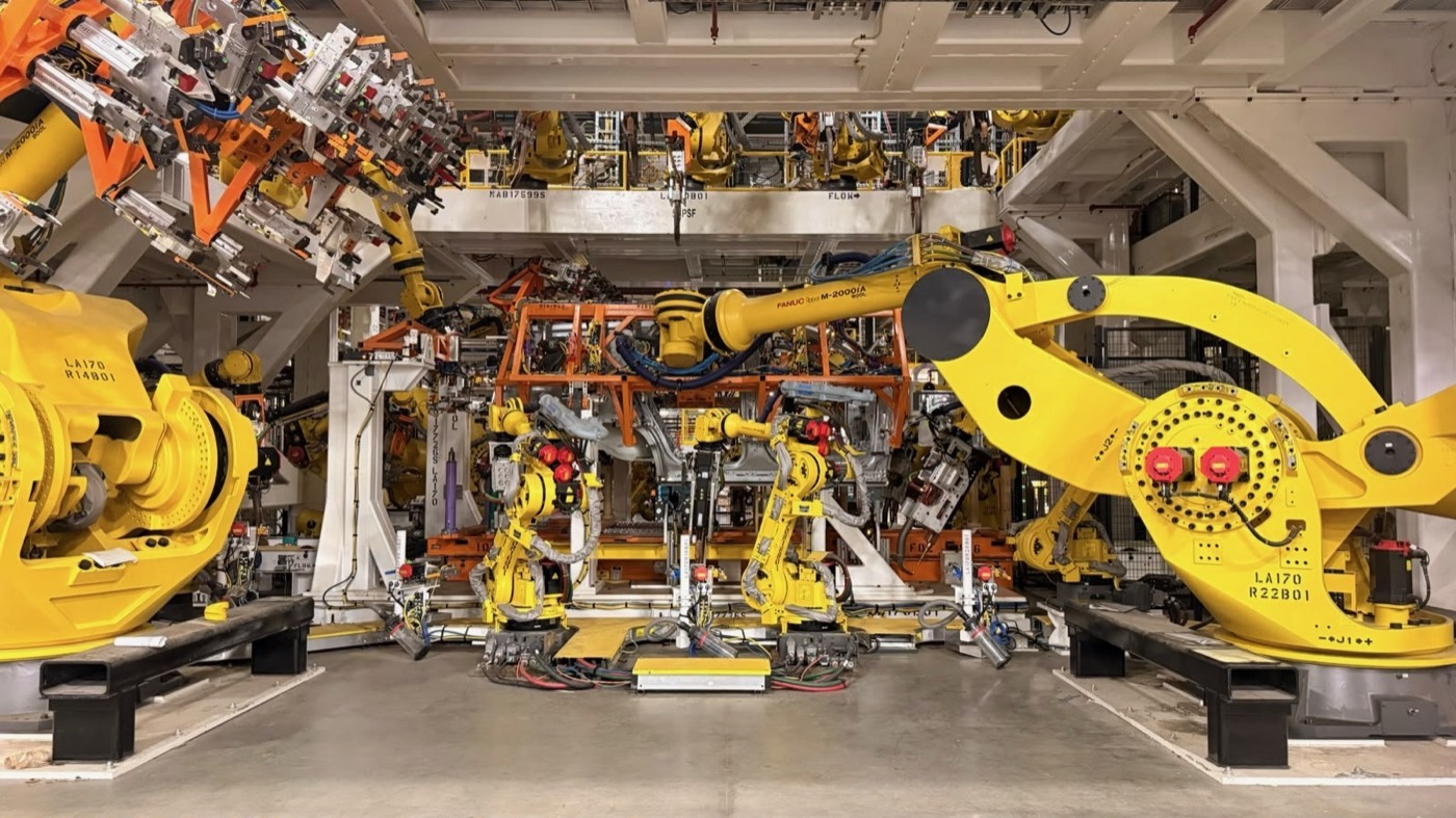 Multi-robot welding cell on an automotive vehicle line