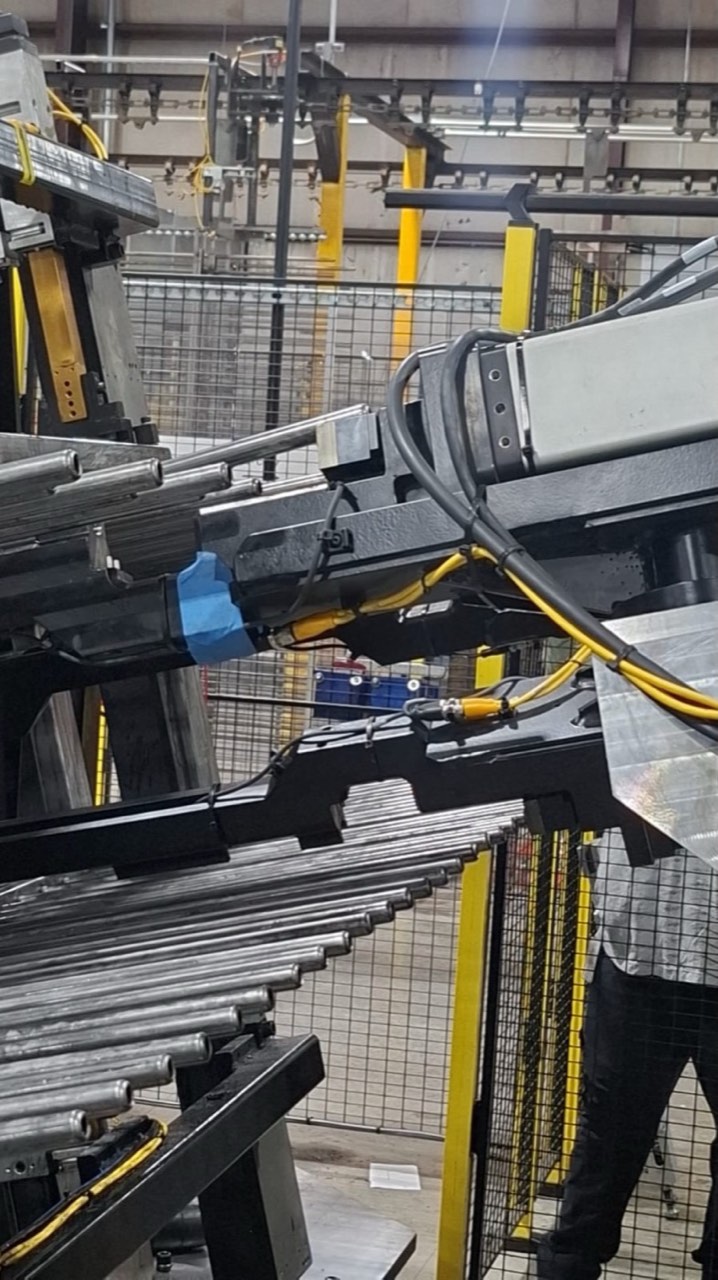 Gripper handling steel tubes